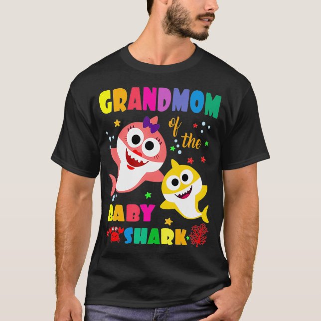 Mormor på Baby-hajens födelsedagsfarmor, mormor Sh T Shirt (Framsida)