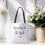Mormor på Bride Black White Bröllop Tygkasse<br><div class="desc">Mormor på The Bride Bröllop Tote Bag in Black and White,  Bra for Bröllop,  Brudens sida,  Rehearsal Dinner. Ta en titt på fler produkter med den här designen i samlingen nedan.</div>