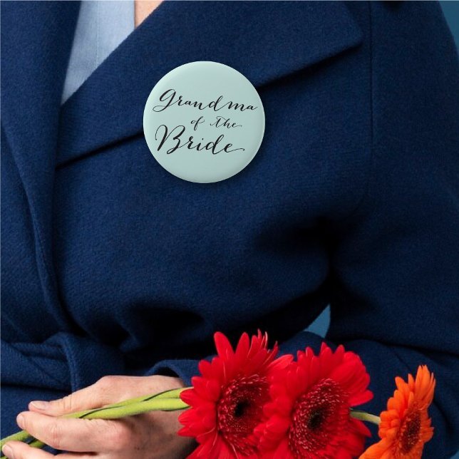 Mormor på Bride Chic Bröllop Rehearsal Party Knapp ('Grandma of the Bride' Classic Script Calligraphy Wedding Rehearsal Pin Button @ fatfatin_blue_knot)