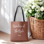 Mormor på Bride Terracotta Bröllop Tygkasse<br><div class="desc">Mormor på Bride Bröllop Tote Bag i Terracotta Brown and White,  Bra for Bröllop,  Brudens sida,  Rehearsal Dinner. Ta en titt på fler produkter med den här designen i samlingen nedan.</div>