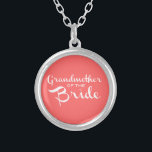 Mormor på Bride White på Peach Silverpläterat Halsband<br><div class="desc">Det bästa sättet för brudens mormor att låta världen få veta nyheterna. Perfekt för möhippor och andra bröllop-evenemang.</div>