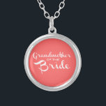 Mormor på Bride White på Peach Silverpläterat Halsband<br><div class="desc">Det bästa sättet för brudens mormor att låta världen få veta nyheterna. Perfekt för möhippor och andra bröllop-evenemang.</div>
