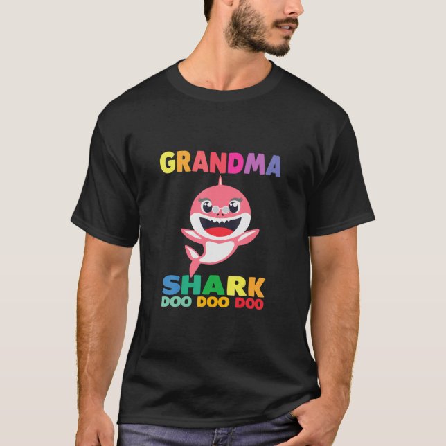 Mormor Shark T-Shirt Doo Grandpa Mamma (Framsida)