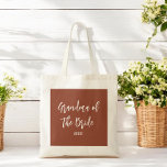 Mormor till bruden terrakotta brun handväskor tygkasse<br><div class="desc">Mormor till bruden Tote Bag i terrakotta brunt och vitt, Bra för bröllop, Brudparty, Reperation middag. Kolla in fler produkter med denna design i samlingen nedan.</div>