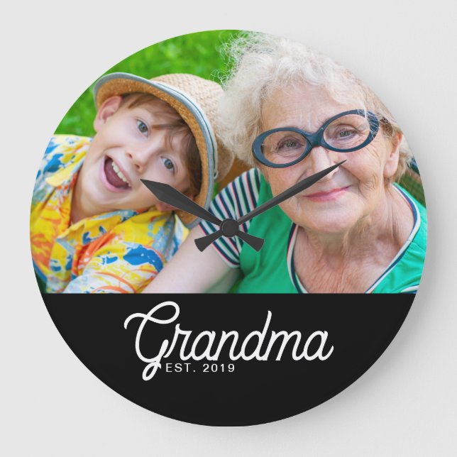 Mormor Upprättade Svart Vitt Skript Foto Stor Klocka (Framsida)