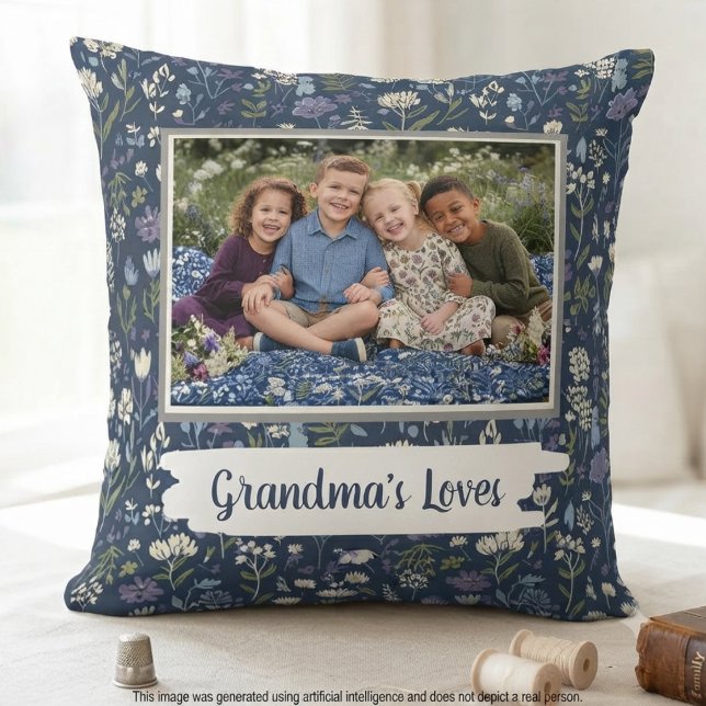 Mormors älskade Navy Floral Foto Kudde (Navy floral photo design for the world's best grandma — a sweet birthday gift for her.)