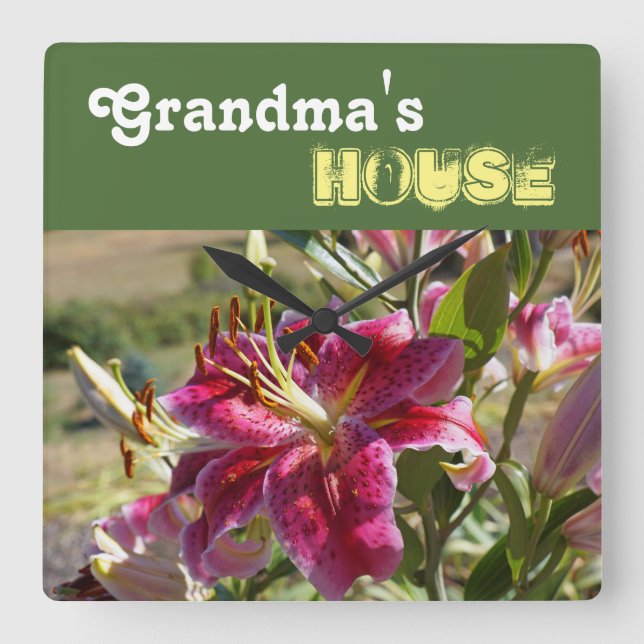 Mormors hus väggur Grandmas Lily blommor (Framsida)