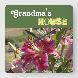 Mormors hus väggur Grandmas Lily blommor