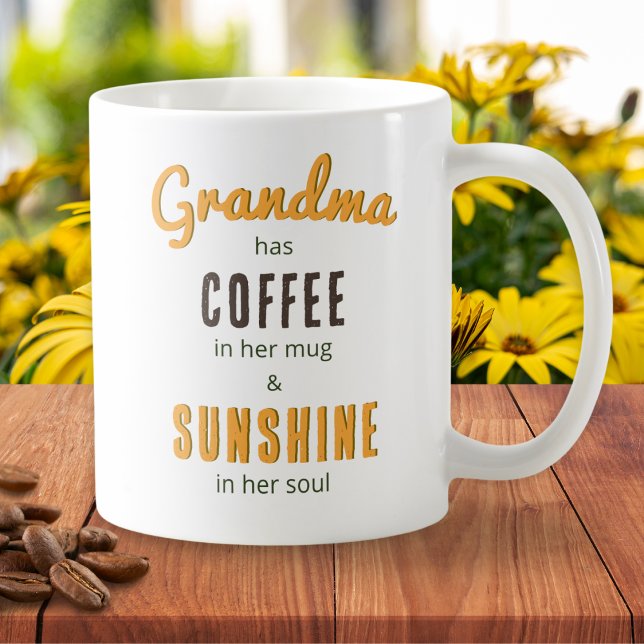 Mormors kaffe solsken själ blomsterbukett söt kaffemugg (Am mug with caption "Grandma has coffee in her mug and sunshine in her soul" and flowers on the back)