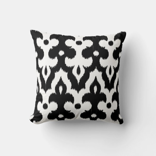 Moroccan Ikat Damask Pattern, Black and White Kudde (Framsida)