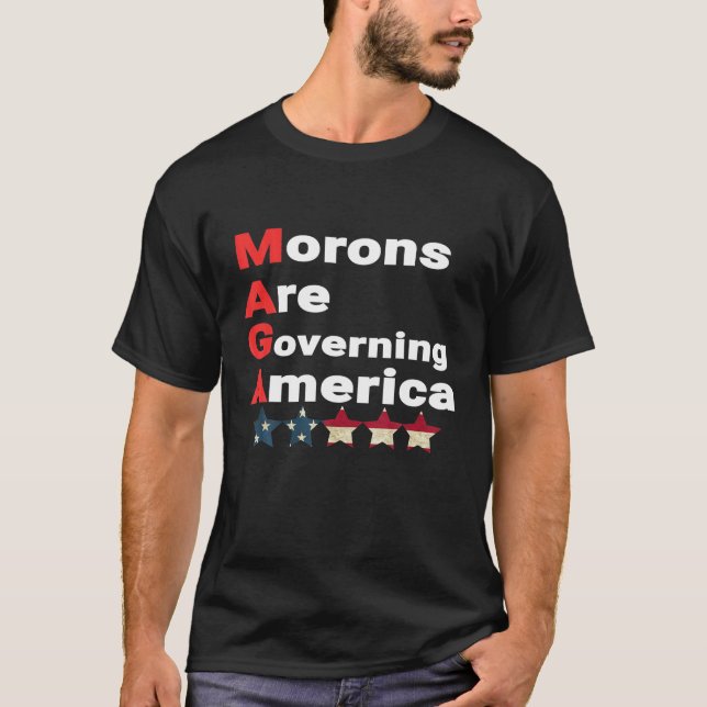 Moronerna styr USA:s antitrumppolitik T Shirt (Framsida)