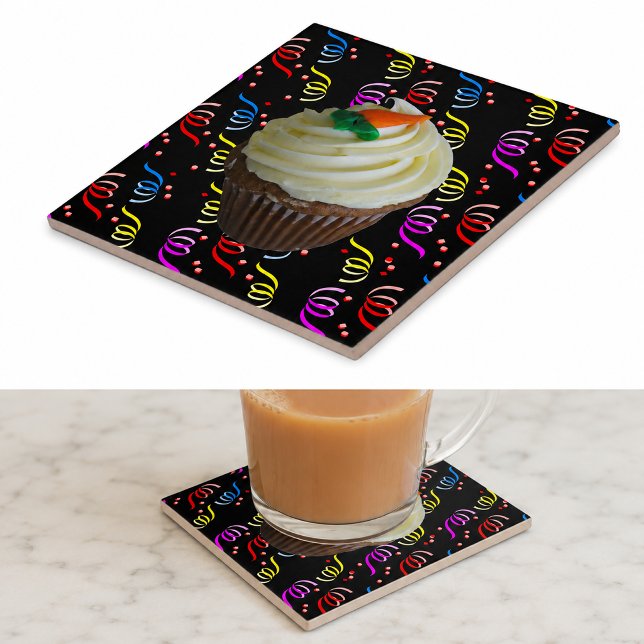Morotkaketårta med konfetti kakelplatta (Carrot Cake Cupcake with Confetti Ceramic Tile)