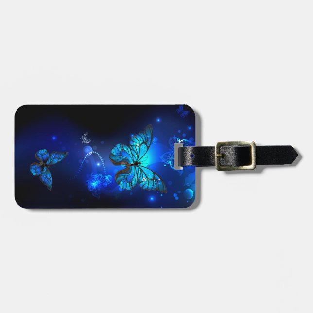 Morpho Butterfly i Mörkens bakgrund Bagagebricka (Horisontell Framsida)