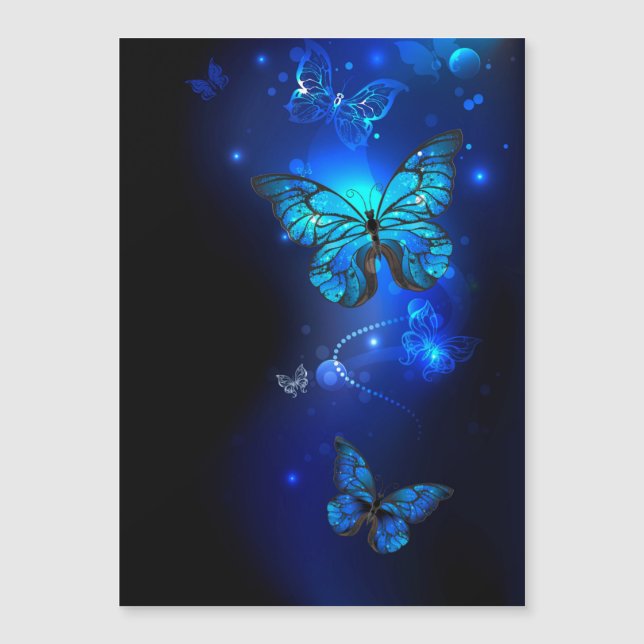 Morpho Butterfly i Mörkens bakgrund Magnetisk Inbjudningskort (Framsida)