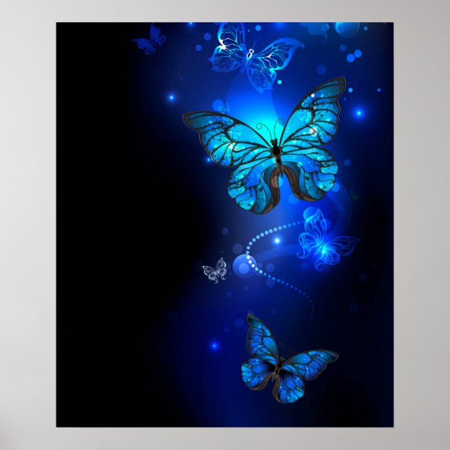 Morpho Butterfly i Mörkens bakgrund Poster (Framsidan)