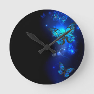 Morpho Butterfly i Mörkens bakgrund Rund Klocka
