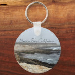 Morro Bay California Coastal Photography Nyckelring<br><div class="desc">A foggy overcast day in Morro Bay California with the ocean waves hitting the rocks on the shore in this beach photograph souvenir. This seaside travel photo keepsake keychain features black cursive script above the beach rocks and grey sky.</div>