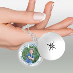 Mors dag Anpassningsbarna År med Boy Photo Berlockhalsband<br><div class="desc">Ett fotoskåp för elegant till mors dag är en underbar keepé och en tidlös skatt för vardaglig bära. Mallen är inställd så att du kan lägga till ett eget foto och du kan även redigera all text om du vill. Exempeltexten lyder "mors dag tjugo [år]" i modern versaltypografi" i rosa...</div>