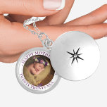 Mors dag Anpassningsbarnas flickfoto Berlockhalsband<br><div class="desc">Ett fotoskåp för elegant till mors dag är en underbar keepé och en tidlös skatt för vardaglig bära. Mallen är inställd så att du kan lägga till ett eget foto och du kan även redigera all text om du vill. Exempeltexten lyder "mors dag tjugo [år]" i modern versaltypografi" i rosa...</div>