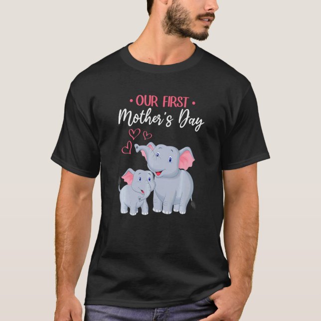 Mors dag Baby Elephant Mor vår första Mor T Shirt (Framsida)