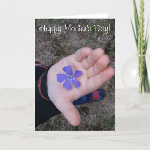 Mors dag Barn Hand som ger lila blomma Kort