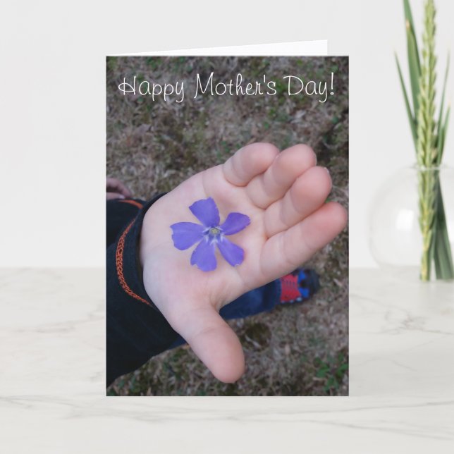 Mors dag Barn Hand som ger lila blomma Kort (Framsida)