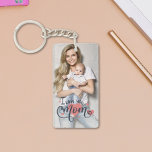 Mors dag I kärlek du, mamma hjärttypografi<br><div class="desc">Ge en underbar present till morsa på Mors dag eller hennes födelsedag för att visa din uppskattning. Den här nyckelkedjan har en mall för anpassade bild och en underbar typografiövertäckning som lyder "I kärlek you mamma" i blått och rosa brev och är förskönad med rosa hjärtan. Baksidan av den här...</div>