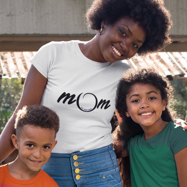 Mors dag Mamma Est. Typografi svart på vitt T Shirt (Skapare uppladdad)