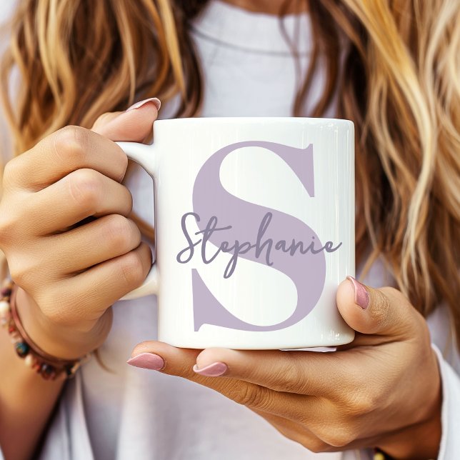 Mors dag | Modernt lila monogram initial Mamma Kaffemugg (Minimalist Script Name Birthday Gift | Teacher Appreciation Name Mug | Purple Monogram Wedding Party)