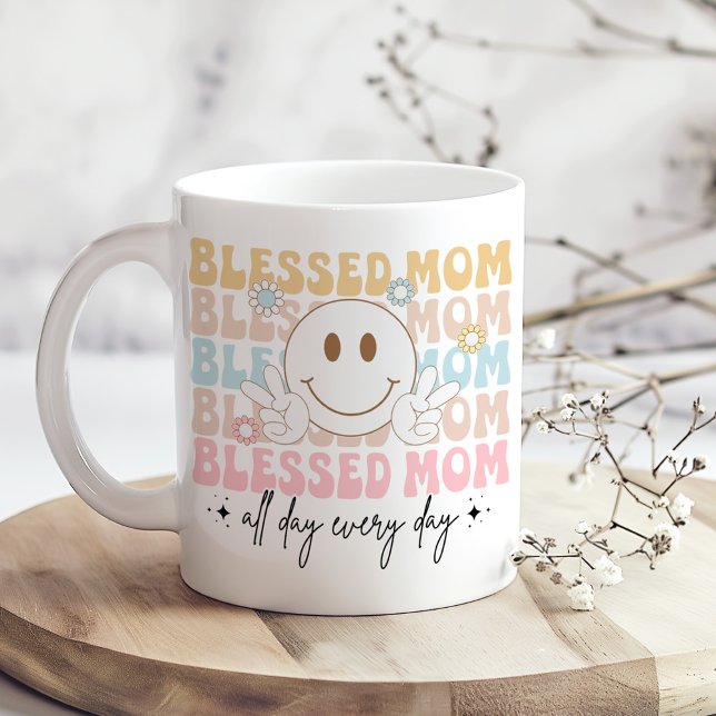 mors dag Pastel Färgad Hippie "Blsed Mamma" Kaffemugg ("Blessed Mom" Mother's Day Pastel Colored Hippie Coffee Mug on a boho kitchen table with flowers)