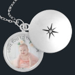 Mors dag Photo Keepsaké Berlockhalsband<br><div class="desc">Lägg till ett eget foto från baby till det här söta låset och anpassa texten för en personlig och speciell gåva! Perfekt för Mors dag,  detta halsband är säkert en minnesvärd keepé för det underbara mor eller mormor i ditt liv.</div>