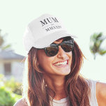 Morsa romerskt årtal fastställt keps<br><div class="desc">En modern,  minimalistisk vit truckerkeps som firar en chic ny morsa,  den här rena,  minimala designen har "Morsa" eller ditt val av mummy smekname i svarta serif-bokstäver. Anpassa till det år då hon blev en morsa under i elegant romerska siffror för en chic.</div>