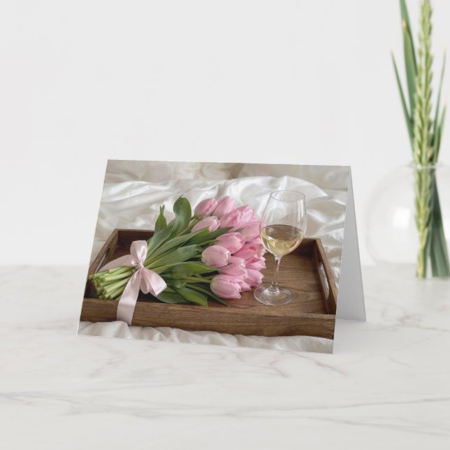 Morsdagsvin och rosa tulpaner på satängsängkläder kort (Framsida)