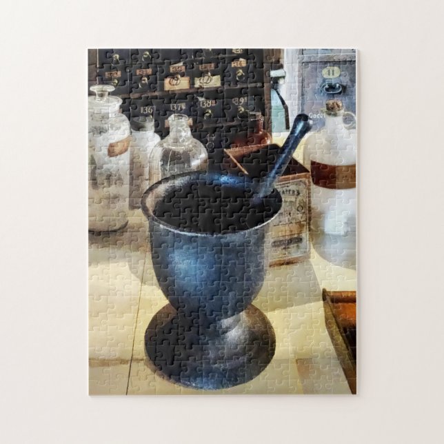 Mortar och Pestle Near Medicine Flaskor Pussel (Vertikal)