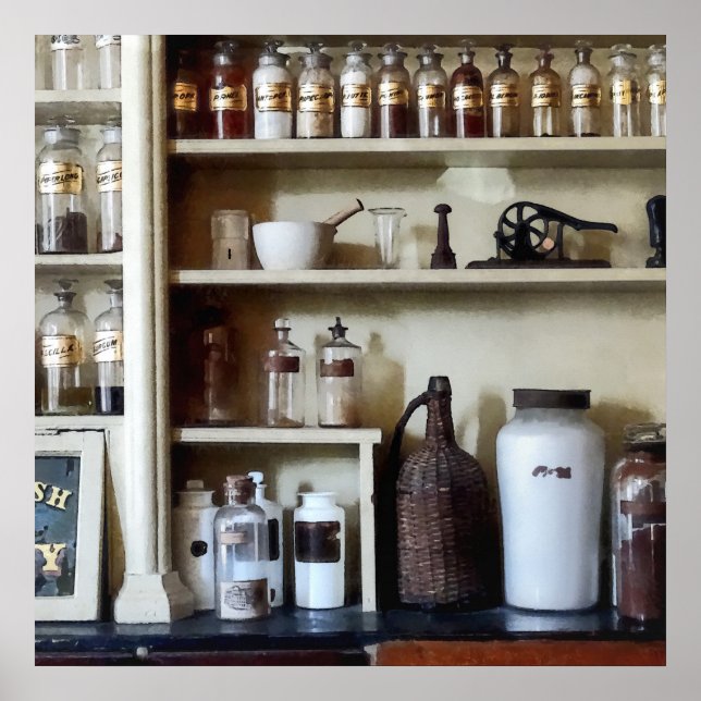 Mortar och Pestle och Flaskor på hyllorna Poster (Framsidan)