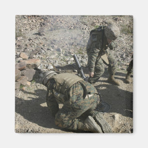 Mortarmen täcker deras öron och avstyr deras ög magnet