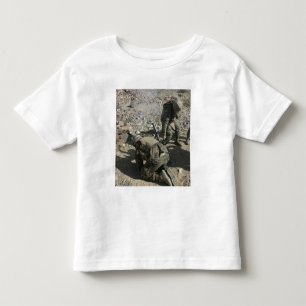 Mortarmen täcker deras öron och avstyr deras ög t-shirt