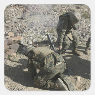 Mortarmen täcker sitt öron och avhåller sitt ögon fyrkantigt klistermärke