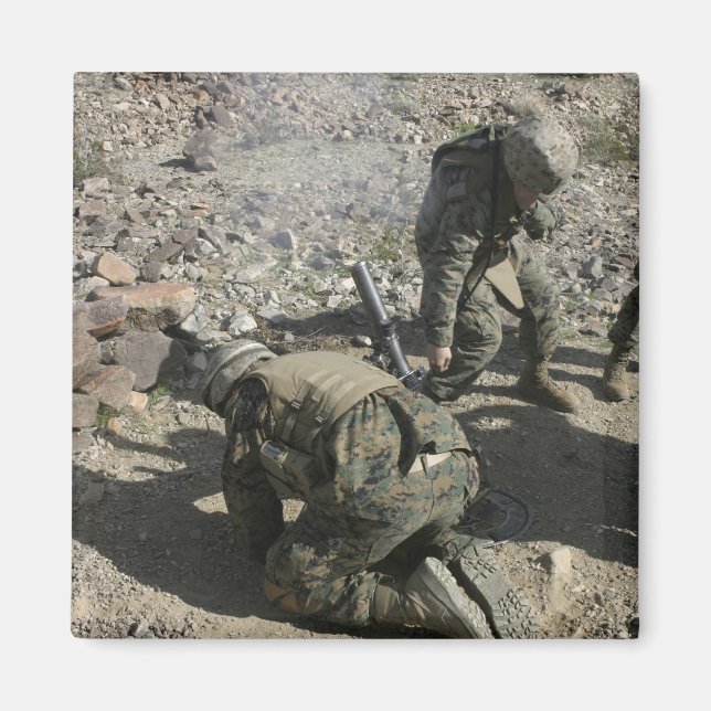 Mortarmen täcker sitt öron och avhåller sitt ögon magnet (Framsidan)