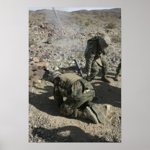Mortarmen täcker sitt öron och avhåller sitt ögon poster