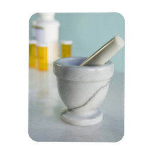 Mortel och pestle, pillflaskor i bakgrund magnet