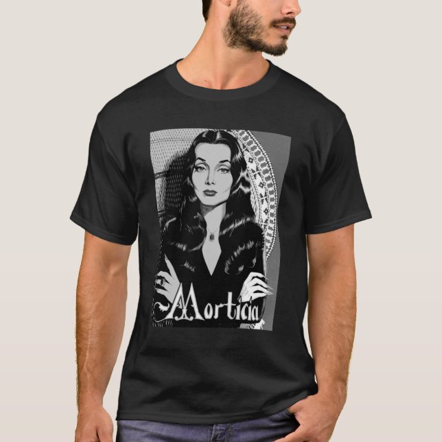 morticia addams Essential T-Shirt (Framsida)