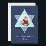 Mosaic Star | Hanukkah-fotokort Julkort<br><div class="desc">Eleganten och det moderna Hanukkah-fotokortet har en favoritfotouppsättning inuti en David-stjärna med ljusblå nyanser för en unik mosaikeffekt på rikens marinbakgrund. "Lycklig Hanukkah" förekommer under modern,  ren,  vit och blek grått-skrift. Anpassa med namnen längs grund och lägg till två ytterligare foton och ett personligt meddelande på baksidan.</div>
