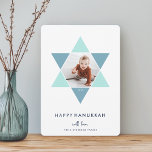 Mosaic Star | Hanukkah Photo Julkort<br><div class="desc">Eleganten och det moderna Hanukkah-fotokortet har en favoritfotouppsättning inuti en David-stjärna med ljusa skuggor av blått för en unik mosaikeffekt,  på vit bakgrund. "Lycklig Hanukkah" förekommer under modern,  ren,  vit skrift. Anpassa till namnen längs grund.</div>