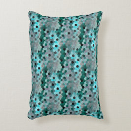 Mosaik av hexagoner eller kuber i nyanser cyan til prydnadskudde