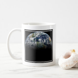 Mosaik-bild av planeten jord med 3 orkaner kaffemugg