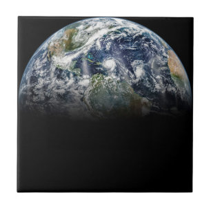 Mosaik-bild av planeten jord med 3 orkaner kakelplatta