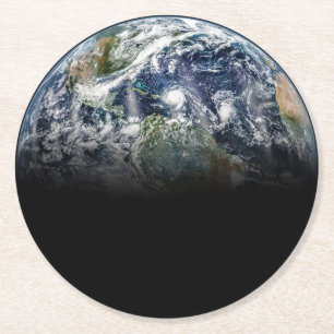 Mosaik-bild av planeten jord med 3 orkaner underlägg papper rund