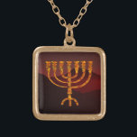 Moshe's Menorah Guldpläterat Halsband<br><div class="desc">I Torah Moshe Rabbenu sägs: "Du ska göra en Menorah av rent guld, som blir slagen, ska Menorah vara gjord, dess bas, dess gren, dess gåbletter, dess knoppar, och dess blommor ska härledas från den, " [Shmot 25:31] och senare, "Se och konstruera, enligt den form som du visas på berget."...</div>