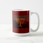 Moshe's Menorah Kaffemugg<br><div class="desc">I Torah Moshe Rabbenu sägs: "Du ska göra en Menorah av rent guld, som blir slagen, ska Menorah vara gjord, dess bas, dess gren, dess gåbletter, dess knoppar, och dess blommor ska härledas från den, " [Shmot 25:31] och senare, "Se och konstruera, enligt den form som du visas på berget."...</div>